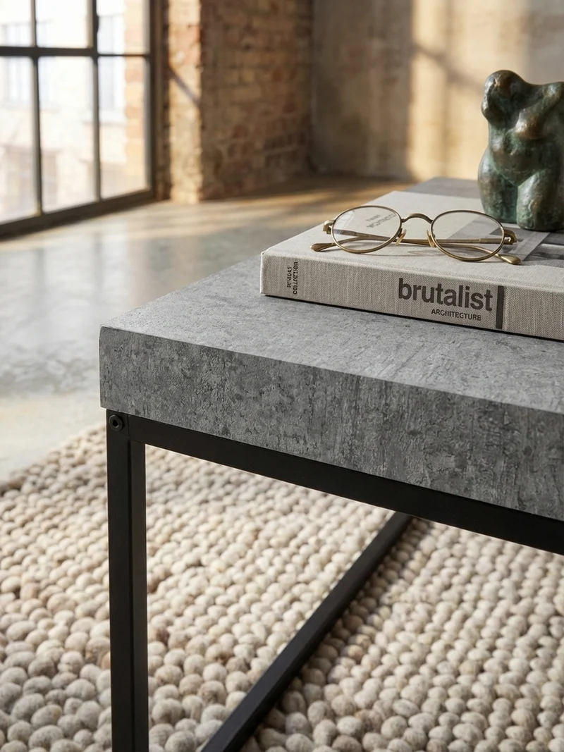 Couchtisch in Stein-Optik mit Metallbeinen im modernen Design