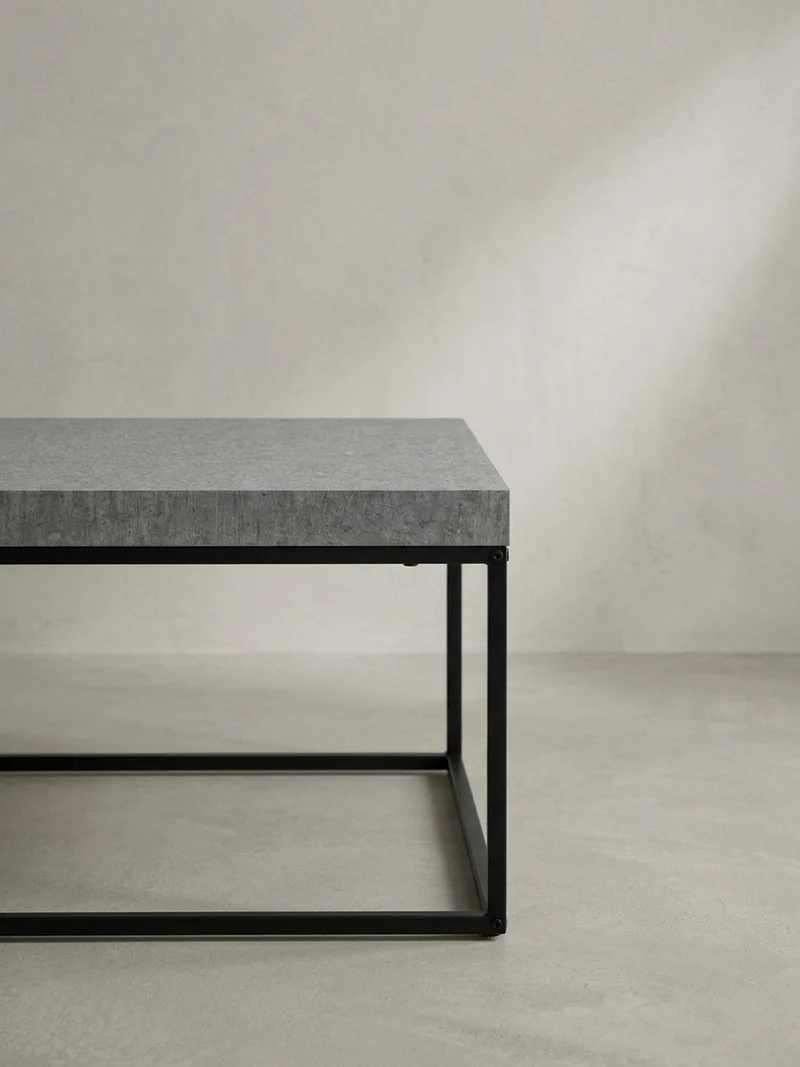 Couchtisch in Stein-Optik mit Metallbeinen im modernen Design