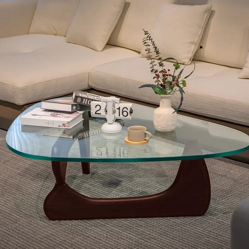 Minimalistischer Couchtisch aus gehärtetem Glas