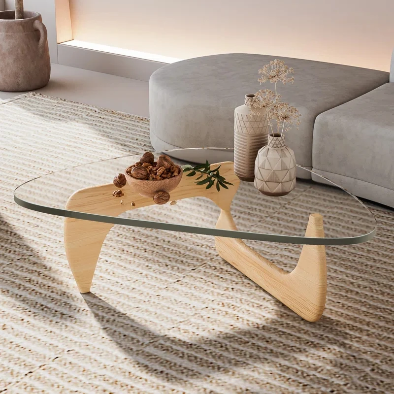 Minimalistischer Couchtisch aus gehärtetem Glas