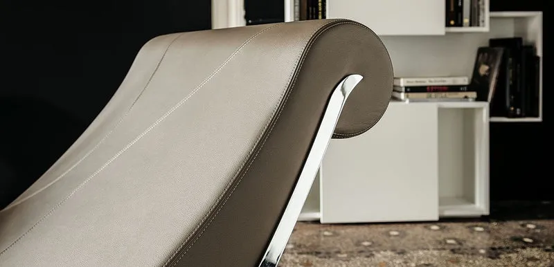 Casa Padrino Luxus Designer Liegesessel mit Rollen Braun / Silber 200 x 70 x H. 70 cm - Edle Kunstleder Chaiselongue - Relax Sessel - Relax Liege - Luxus Wohnzimmer Möbel