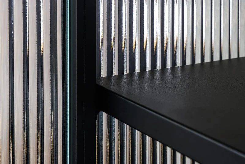 Moderner Vitrinen-Schrank TRIADO 160cm schwarz Metall Riffelglas