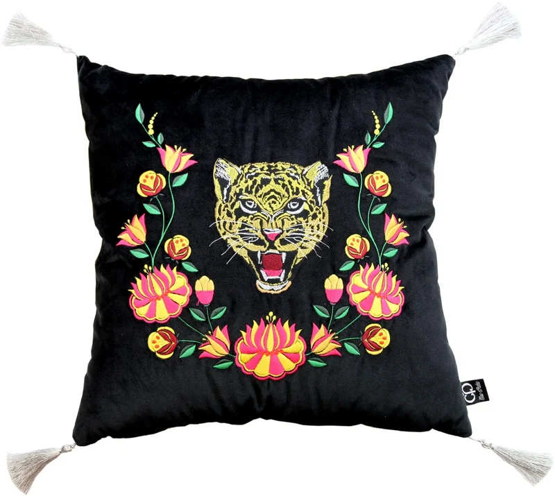 Casa Padrino Luxus Deko Kissen mit Troddeln Tiger Schwarz / Weiß 45 x 45 cm - Feinster Samtstoff - Luxus Qualität