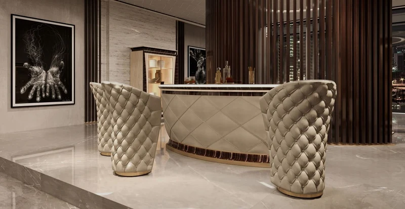 Casa Padrino Luxus Chesterfield Echtleder Barstuhl Beige / Braun / Gold 66 x 66 x H. 103 cm - Handgefertigter drehbarer Barstuhl mit hochwertigem Leder - Hotel Möbel - Luxus Qualität - Made in Italy