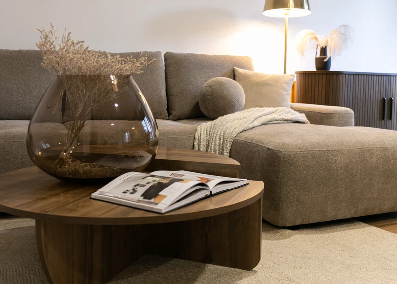 Ecksofa mit Schlaffunktion Carnos, L-förmig, mit Ball, einzelne Kissen, hellbrauner hydrophober Chenille, rechtsseitig