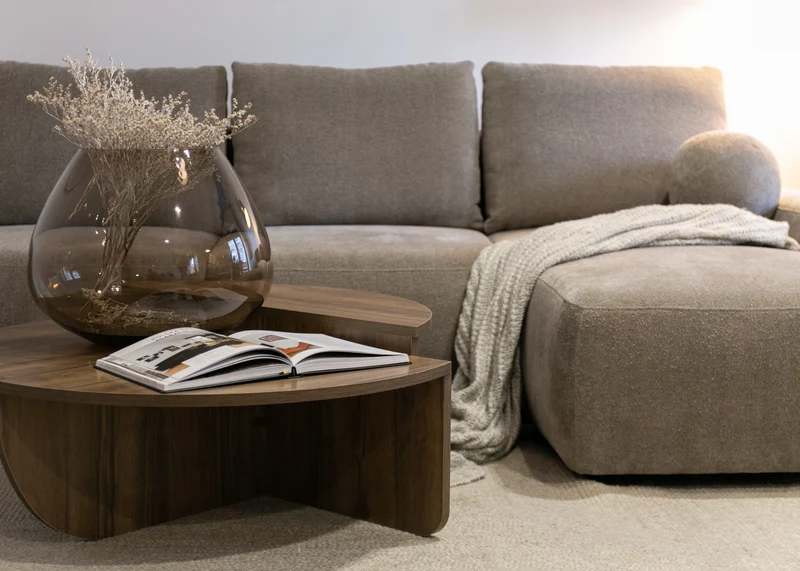 Ecksofa mit Schlaffunktion Carnos, L-förmig, mit Ball, einzelne Kissen, hellbrauner hydrophober Chenille, rechtsseitig