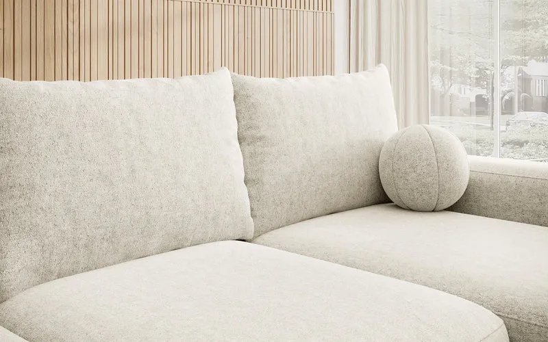 Ecksofa mit Schlaffunktion Carnos, L-förmig mit Ball, einzelne Kissen, cremefarbenes hydrophobes Chenille, rechtsseitig
