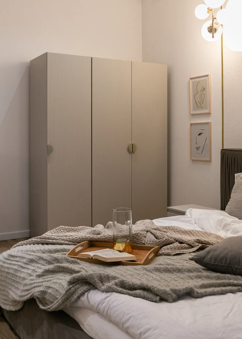 Drehtürenschrank Moonir mit Kleiderstange und Regalen, 150 cm, Grau-Beige