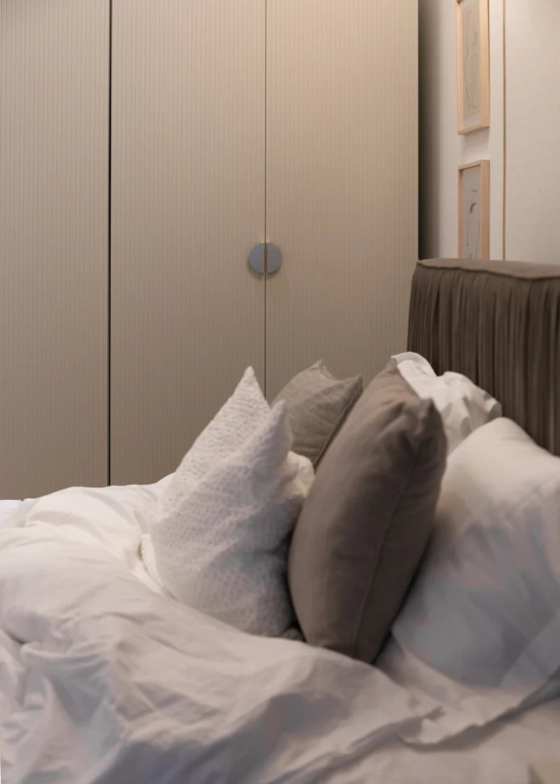 Drehtürenschrank Moonir mit langer Kleiderstange und sieben Regalböden, 150 cm, Grau-Beige