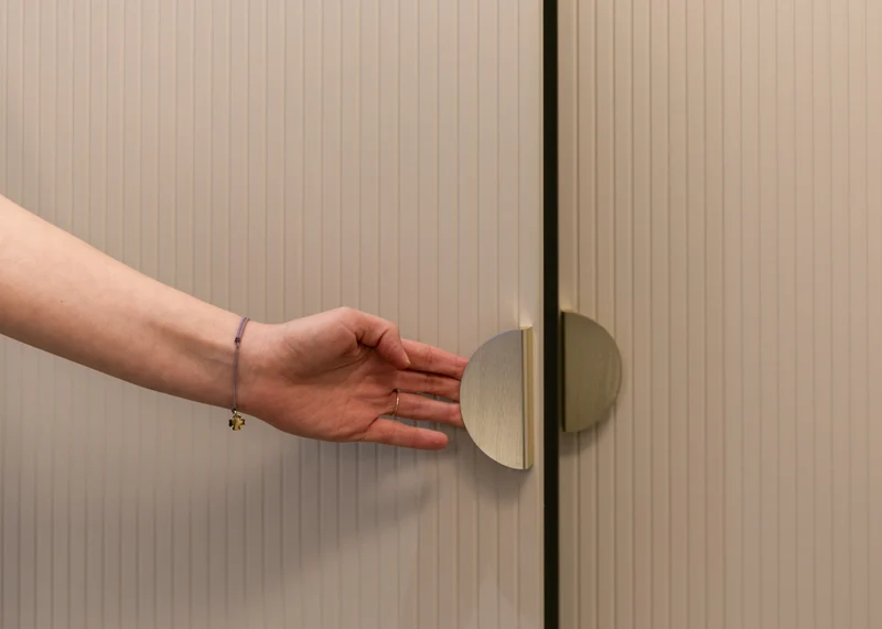 Drehtürenschrank Moonir mit langer Kleiderstange und sieben Regalböden, 150 cm, Grau-Beige