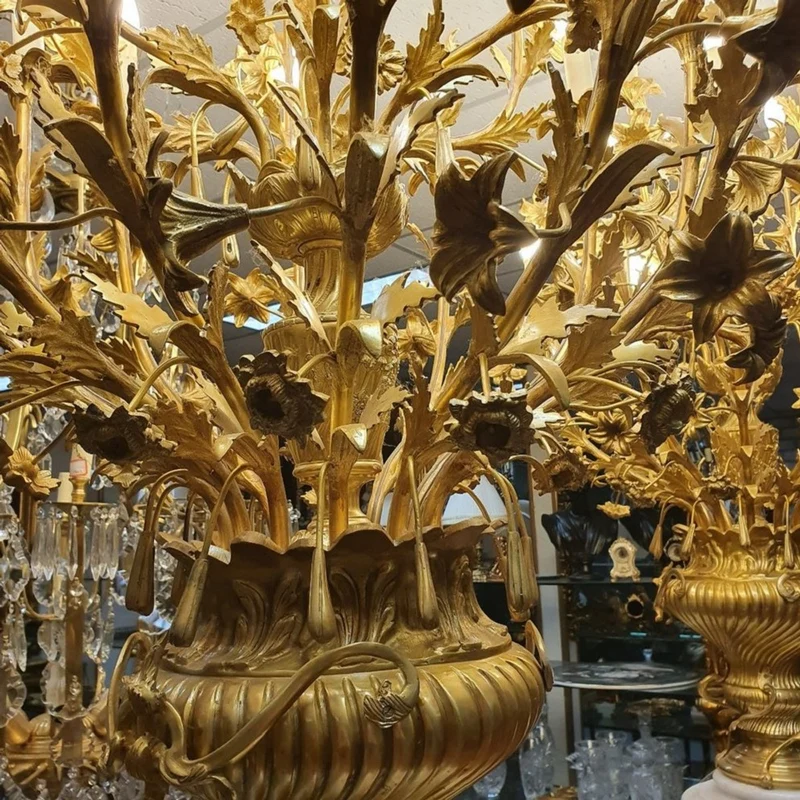 Casa Padrino Barock Tisch Kronleuchter Set mit Säulen Schwarz / Weiß / Gold - Prunkvolle Barockstil Deko Säulen mit Kronleuchter - Barock Deko Accessoires - Barock Möbel - Edel & Prunkvoll