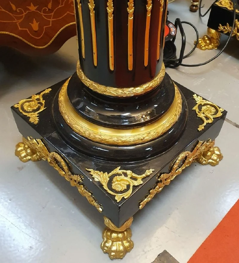 Casa Padrino Barock Tisch Kronleuchter Set mit Säulen Schwarz / Weiß / Gold - Prunkvolle Barockstil Deko Säulen mit Kronleuchter - Barock Deko Accessoires - Barock Möbel - Edel & Prunkvoll