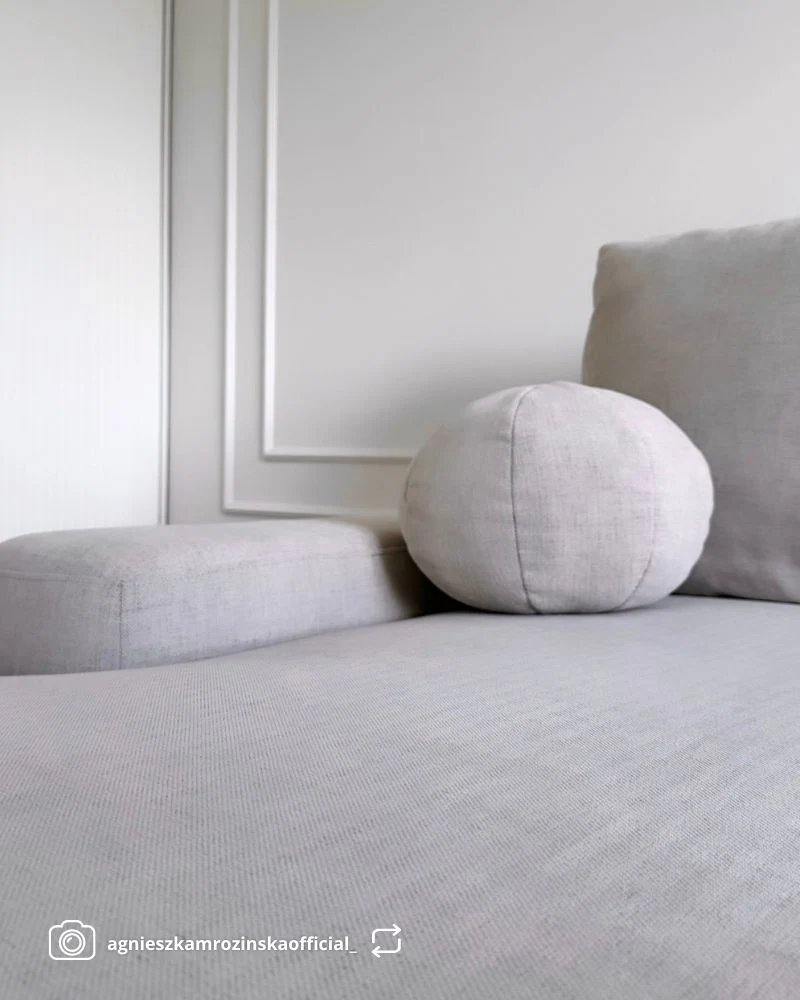 Ecksofa mit Schlaffunktion Carnos, L-förmig mit Ball, einzelne Kissen, cremefarbener hydrophober Chenille, linksseitig