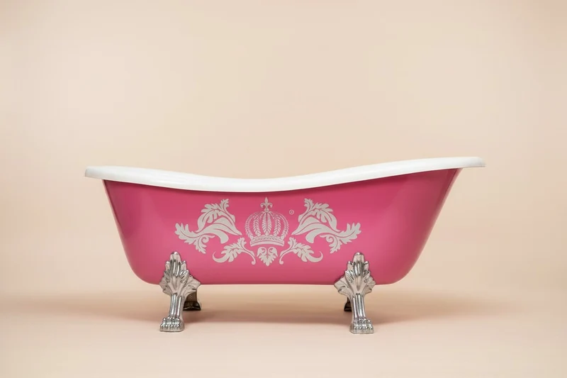 Pompöös by Casa Padrino Luxus Badewanne Deluxe freistehend von Harald Glööckler Pink / Silber / Weiß 1560mm mit silberfarbenen Löwenfüssen