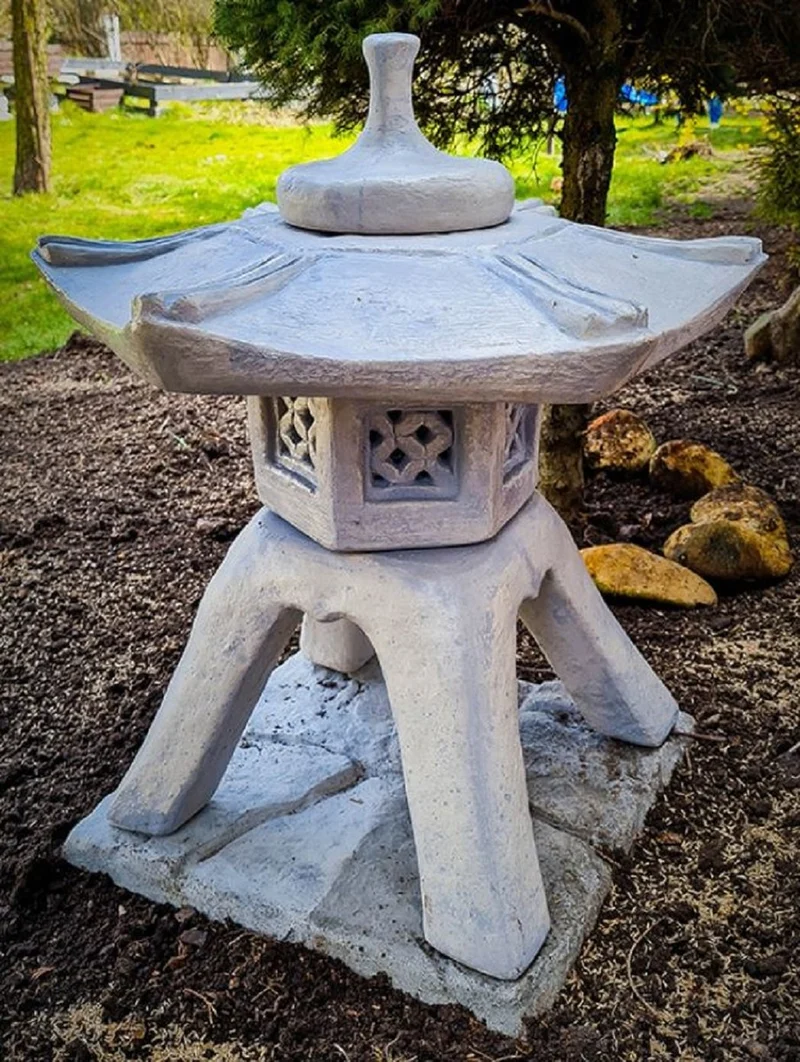 Casa Padrino Garten Leuchte im Japanischen Stil Pagode Grau 50 x 50 x H. 64 cm - Garten & Terrassen Leuchte - Wetterbeständige Garten Laterne - Garten Terrassen Beleuchtung