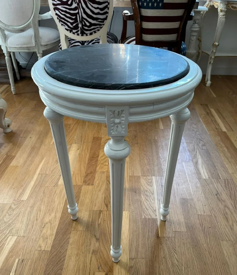 Casa Padrino Barock Beistelltisch Weiß / Schwarz - Handgefertigter Antik Stil Tisch mit Marmorplatte - Antik Stil Möbel - Wohnzimmer Möbel im Barockstil - Barock Möbel