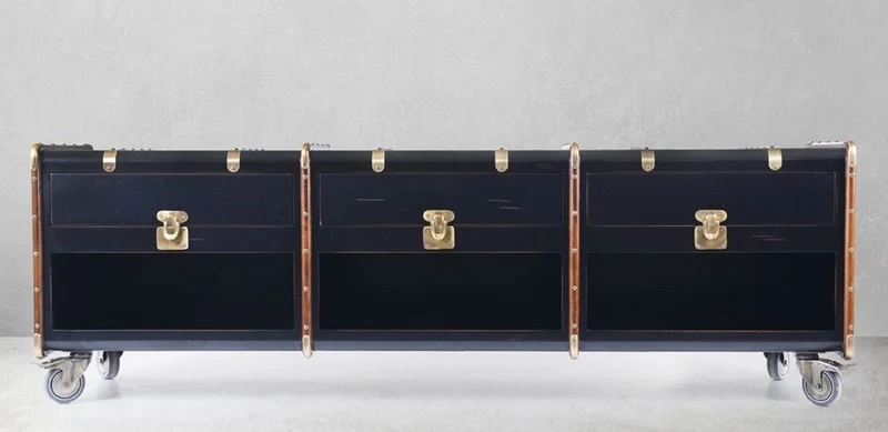 Casa Padrino Luxus TV Schrank in Koffer Optik Schwarz / Braun / Messing 201 x 48 x H. 65 cm - Massivholz Kofferschrank mit Rollen - Wohnzimmer Schrank - Luxus Möbel in Koffer Optik
