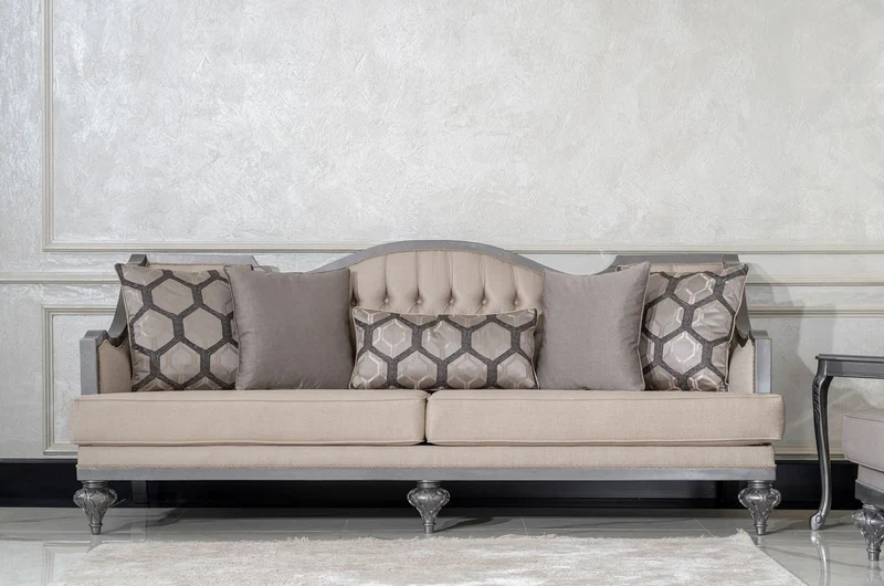 Casa Padrino Luxus Barock Wohnzimmer Sofa Beige / Grau - Handgefertigtes Barockstil Sofa mit dekorativen Kissen - Luxus Wohnzimmer Möbel im Barockstil - Barock Möbel