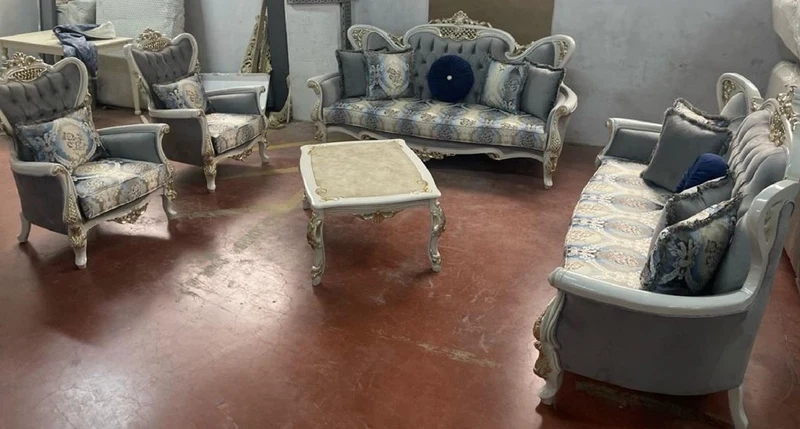 Casa Padrino Luxus Barock Sofa Grau / Mehrfarbig / Weiß / Gold - Handgefertigtes Wohnzimmer Sofa mit elegantem Muster - Barock Wohnzimmer Möbel - Edel & Prunkvoll