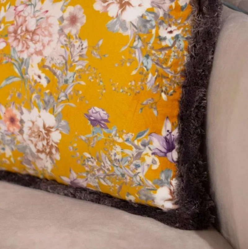 Casa Padrino Luxus Deko Kissen Blumen Design Gelb / Mehrfarbig / Grau 45 x 45 cm - Bedrucktes Samt Kissen mit Fransen - Deko Accessoires