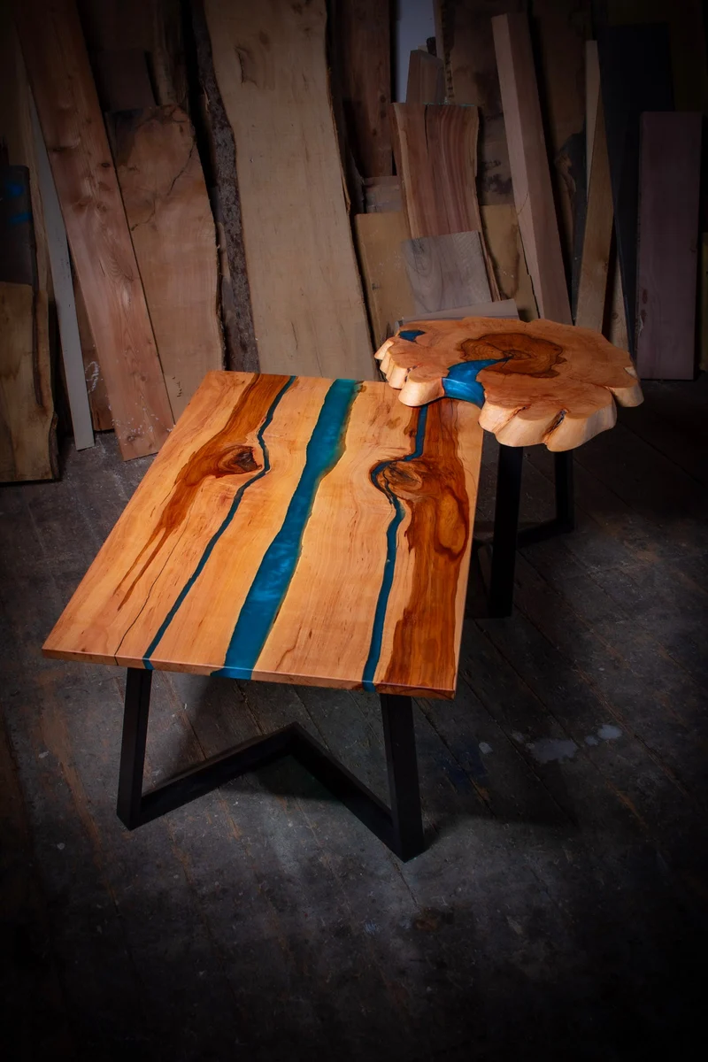 Tommi - Epoxidharz Couchtisch aus Apfelholz und blauem Harz