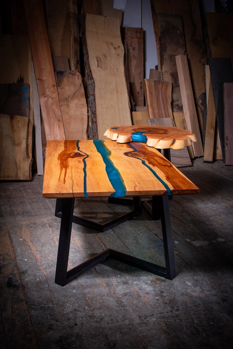 Tommi - Epoxidharz Couchtisch aus Apfelholz und blauem Harz