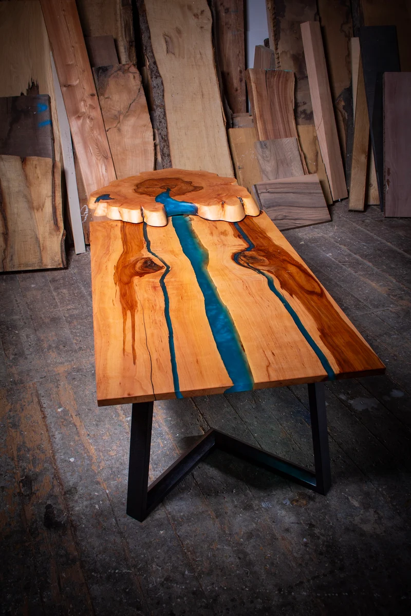 Tommi - Epoxidharz Couchtisch aus Apfelholz und blauem Harz