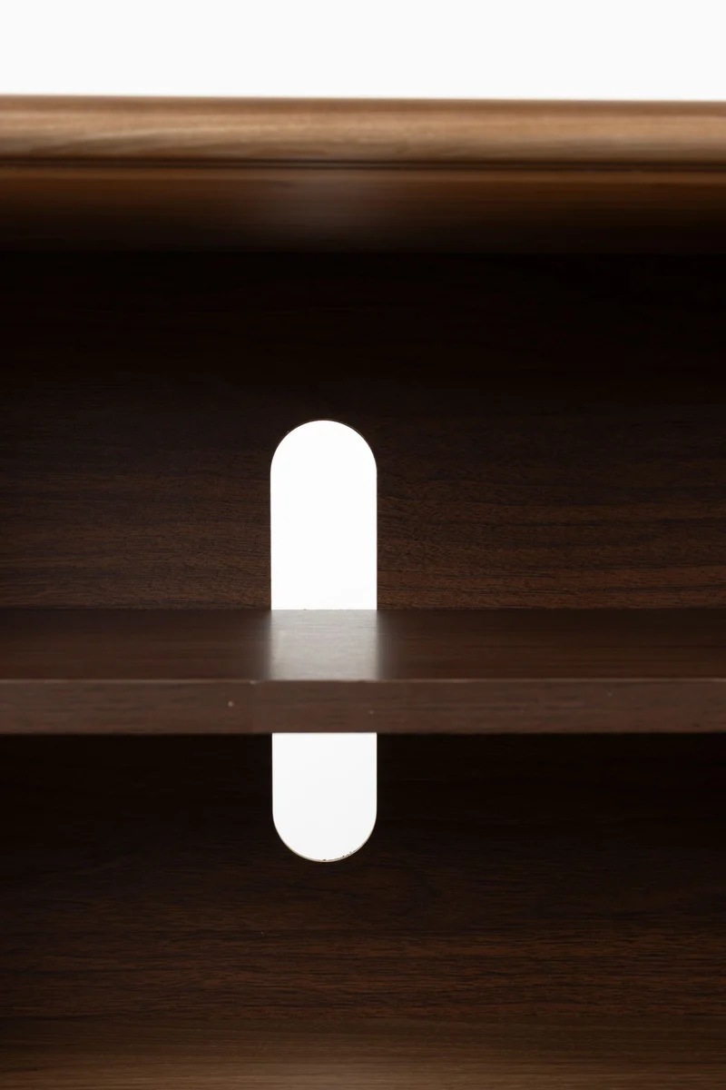 Sideboard Rise Walnut mit Schiebetür aus Riffelglas von Zuiver