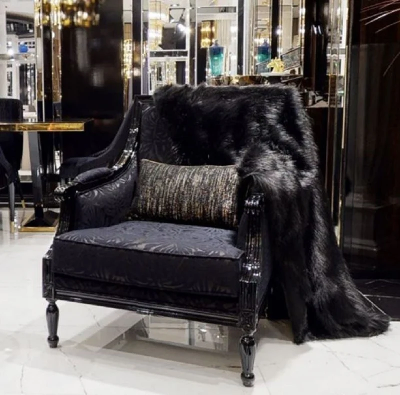 Casa Padrino Luxus Barock Sessel Lila / Schwarz - Prunkvoller Wohnzimmer Sessel mit elegantem Muster - Luxus Wohnzimmer Möbel im Barockstil - Barock Möbel - Barock Einrichtung