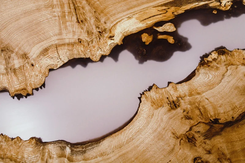 Ina - Epoxidharz Couchtisch aus wilder Eiche mit weißem Harz