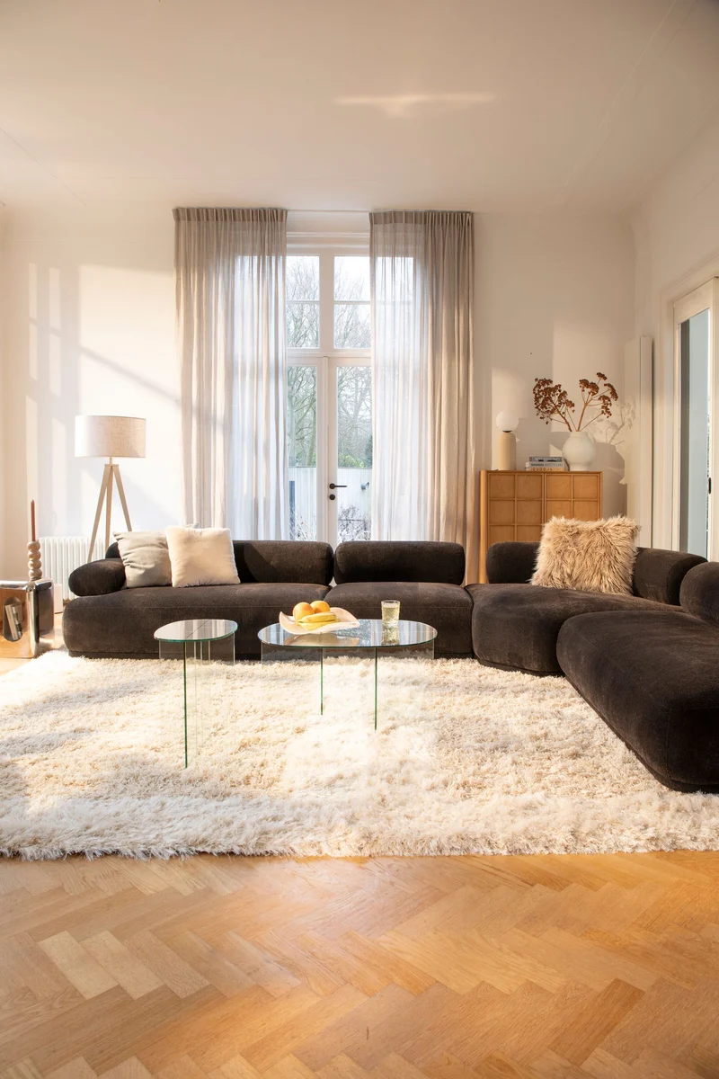 Beistelltisch Linea aus transparentem Glas mit Linienmuster Zuiver