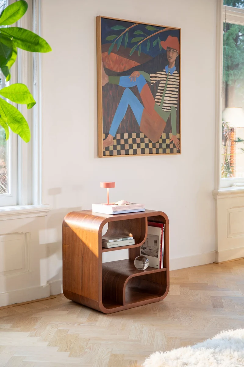Schrank Seven S mit Bogendesign aus Nussbaumfurnier von Zuiver