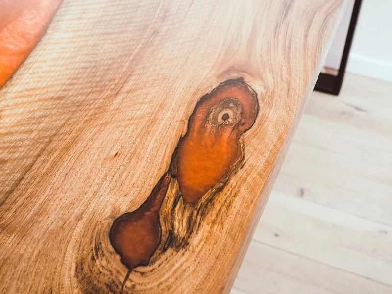 Julius - Epoxidharz Schreibtisch aus Nussbaum mit rotem Harz