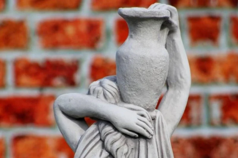 Casa Padrino Barock Springbrunnen Frau mit Krug Grau Ø 78 x H. 175 cm - Prunkvoller Gartenbrunnen im Barockstil - Runder Gartendeko Stein Brunnen - Barock Garten Deko Accessoires