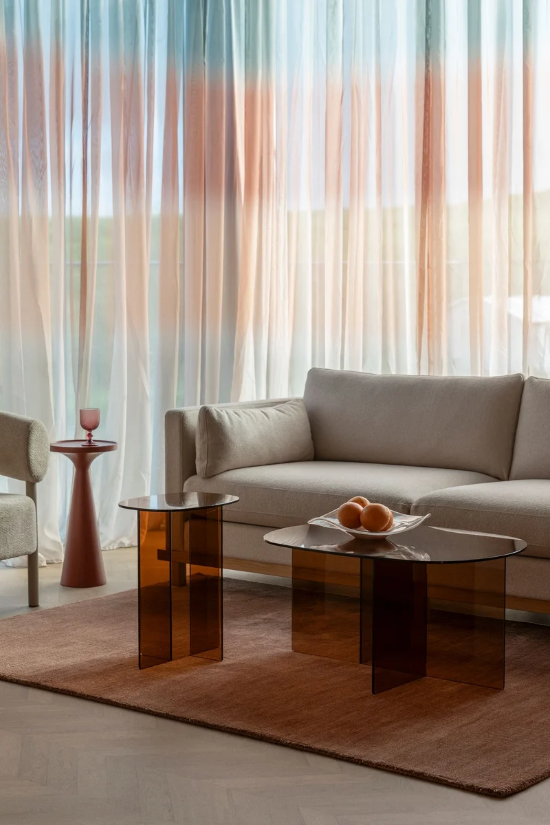 Beistelltisch Linea aus Glas in Braun, rund und modern von Zuiver