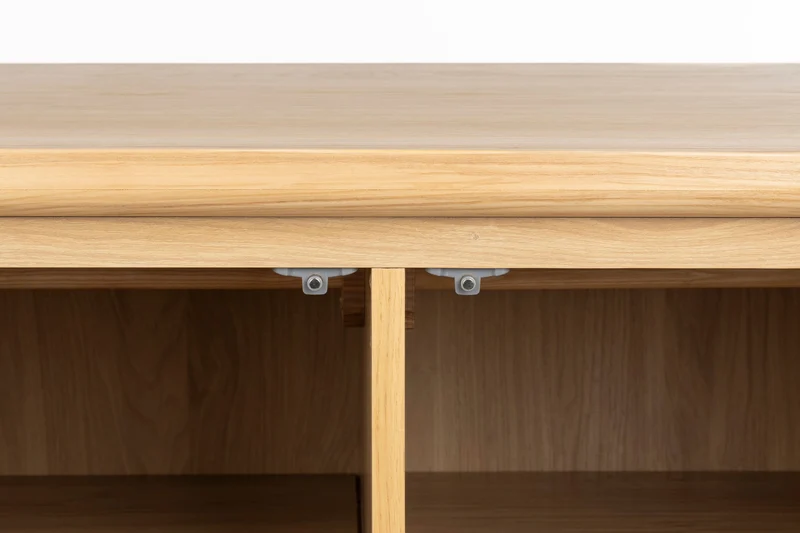 Schrank Storm Natural aus Eschenholz mit runden Formen von Zuiver