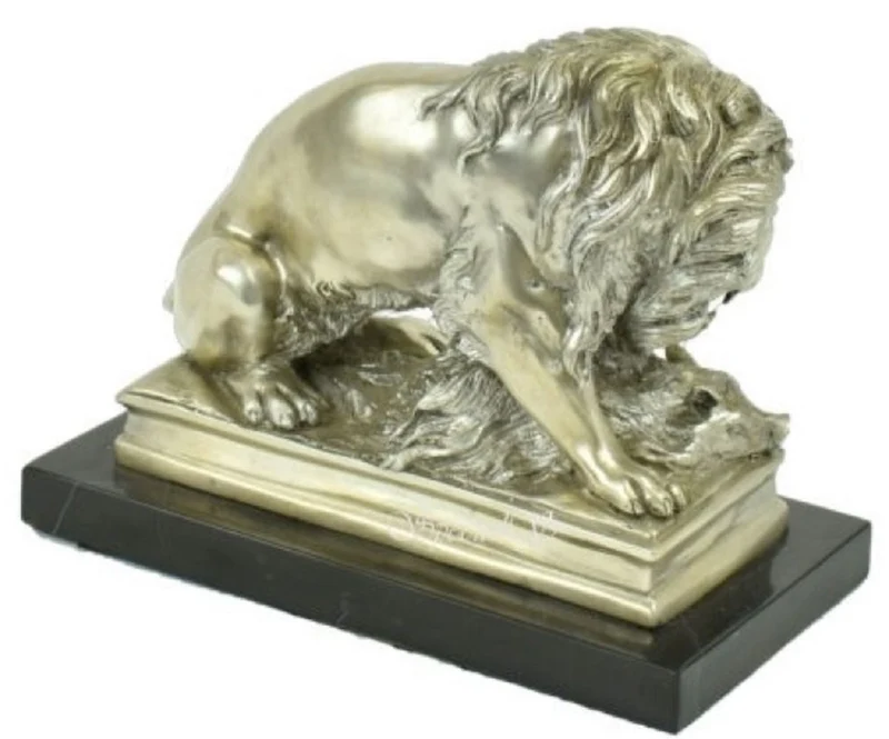 Casa Padrino Luxus Bronzefigur mit Marmorsockel Löwe mit Beute Silber / Schwarz 26 x 10 x H. 20 cm - Versilberte Bronze Skulptur