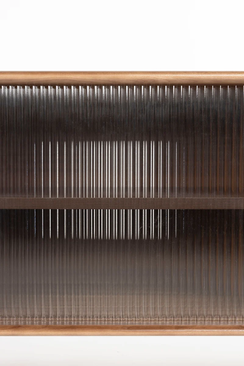 Sideboard Rise Large Walnut mit Riffelglas-Schiebetür für Wohnzimmer