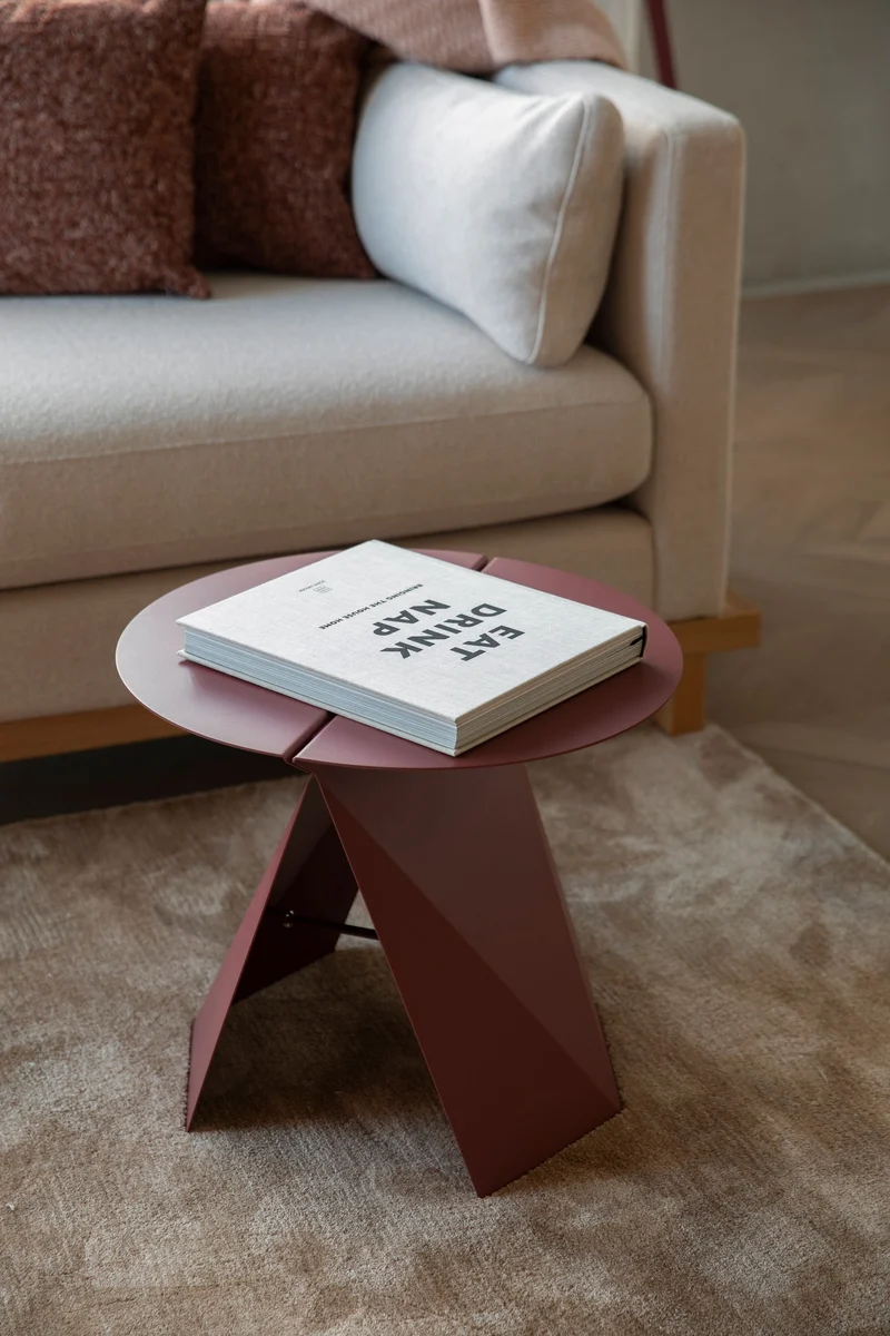 Beistelltisch Foldy Zuiver in Marsala-Rot mit Origami-Design aus Stahl