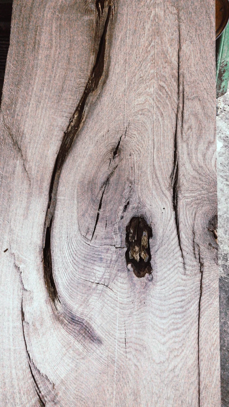 Tobias - Esstisch aus wilder Eiche und Epoxidharz in Rauchglasoptik