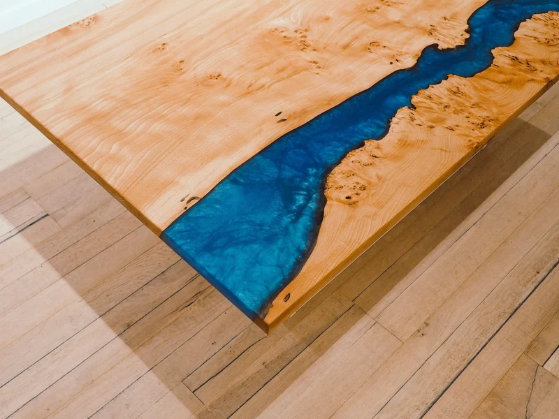 Yannik - Schreibtisch aus wilder Buche und blauem Epoxidharz