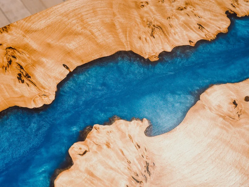 Yannik - Schreibtisch aus wilder Buche und blauem Epoxidharz