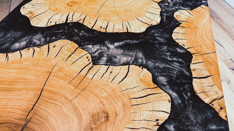 Lore - Epoxidharz Couchtisch aus Kirschbaum Hirnholz mit silbernem Harz