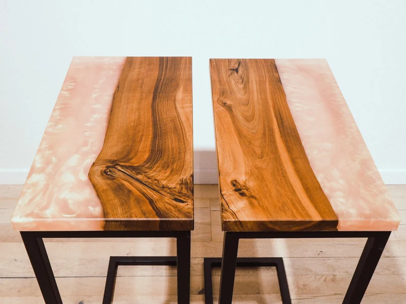 Rosalie und Rose - Beistelltische aus Nussbaum und rosa schimmerndem Epoxidharz