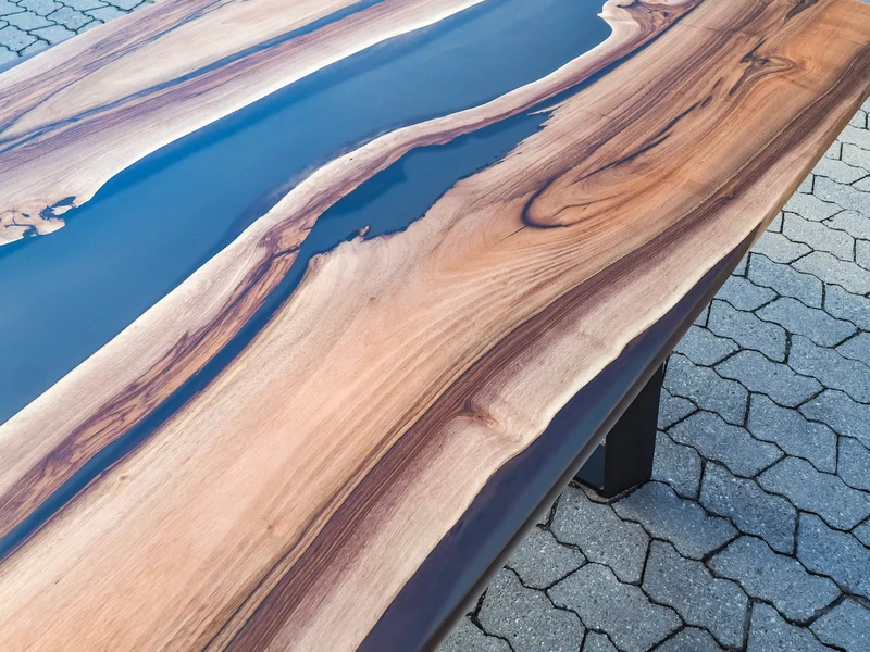 Neo - Epoxidharz Esstisch aus Nussbaum mit schwarzem Harz