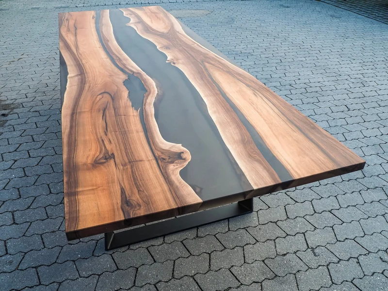 Neo - Epoxidharz Esstisch aus Nussbaum mit schwarzem Harz