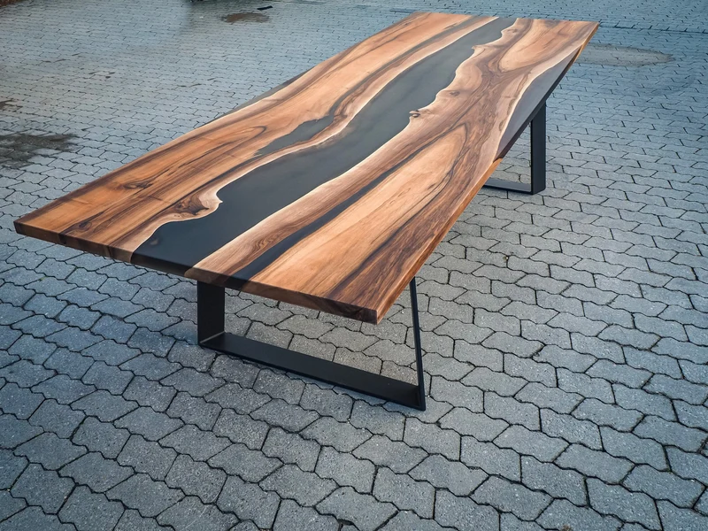 Neo - Epoxidharz Esstisch aus Nussbaum mit schwarzem Harz