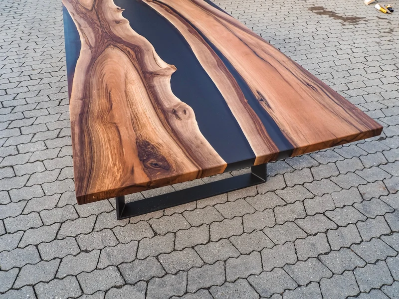 Neo - Epoxidharz Esstisch aus Nussbaum mit schwarzem Harz