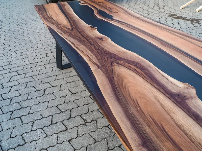 Neo - Epoxidharz Esstisch aus Nussbaum mit schwarzem Harz
