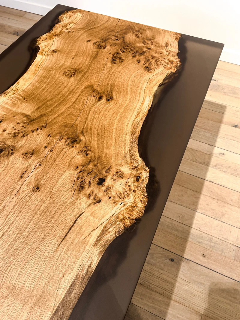 Emil - Epoxidharz Couchtisch aus Masereiche mit schwarz transparentem Harz